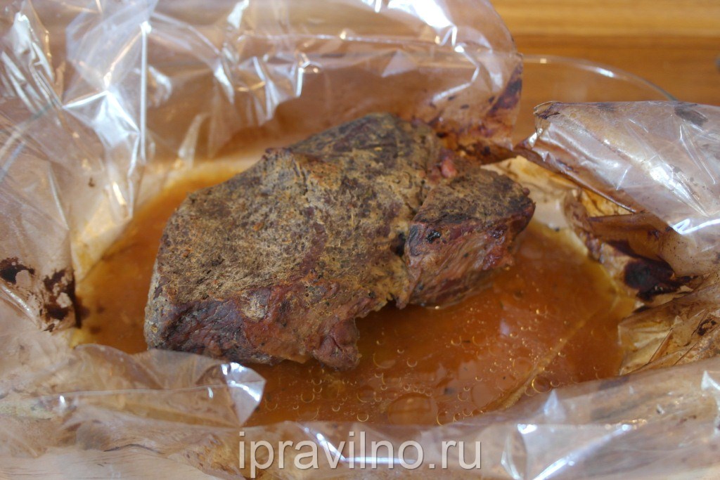 Scoateți carnea înapoi în cuptor timp de 20 de minute, astfel încât carnea de vită este acoperită cu un mic crisp
