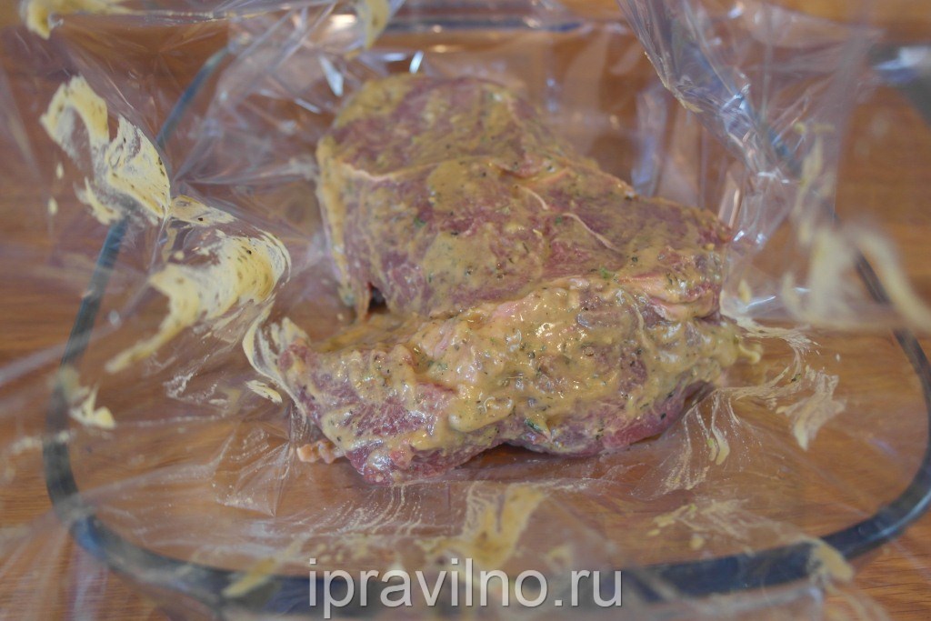 Carne de vită gătită   mustar   puneți carnea într-o pungă (manșon) pentru coacere